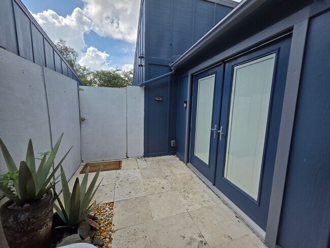 Building Photo - Spacious Townhome in The Trails