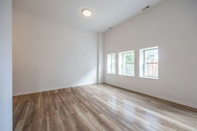 Building Photo - 2700 W North Ave