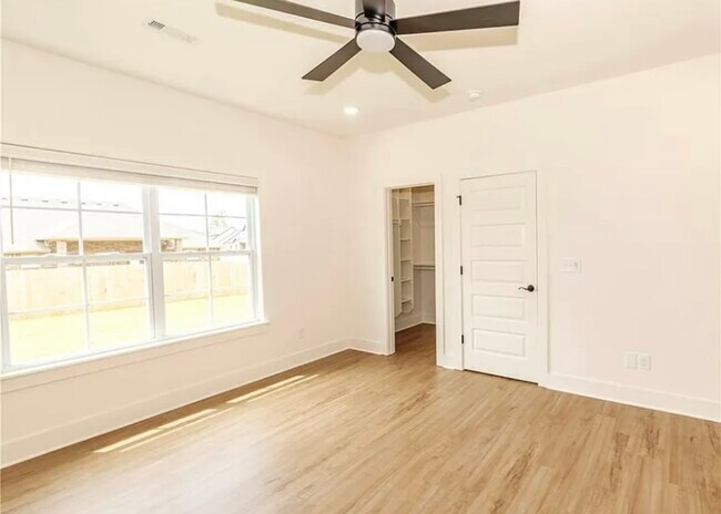 Building Photo - 841 Round Top St
