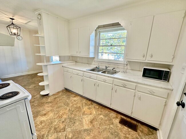 Kitchen 1 - 922 Lynden Blvd