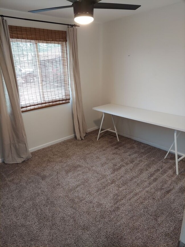 Building Photo - 2 bedroom, 1 bath with pool