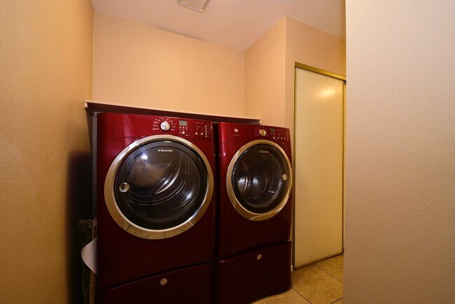 Building Photo - Spacious 2 Bedroom, 2 Bath Single-Story Home