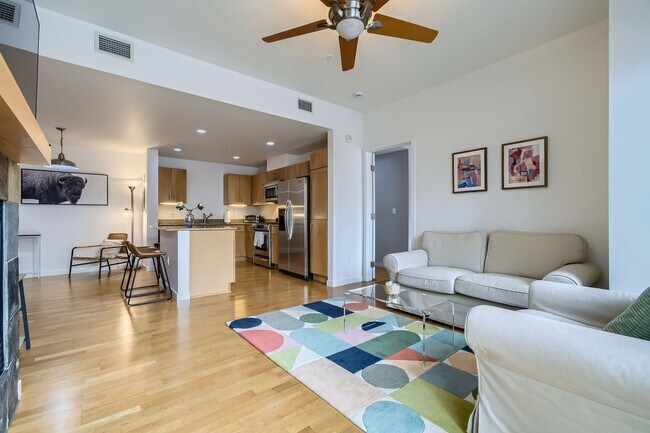 Building Photo - 2-BDR Retreat with Rooftop Pool & Gym