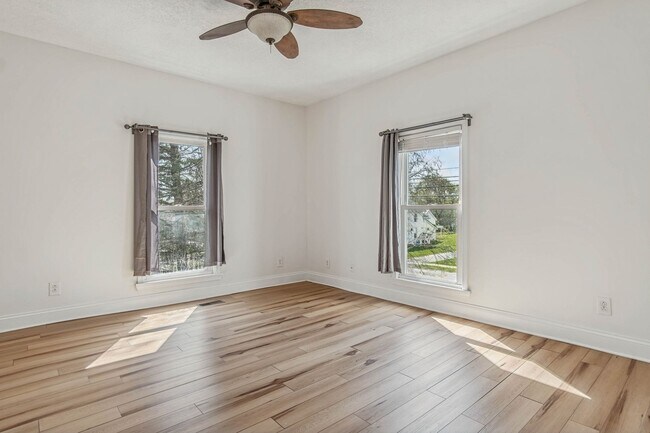Building Photo - Charming 3Bed/2Bath Home Minutes from Fort Drum | Pet Friendly | Garage + Spacious Yard