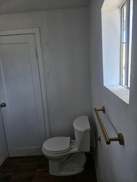 Building Photo - 5159 Clinton St