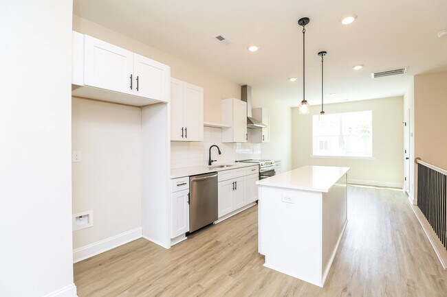 Building Photo - Beautiful 3BR 3.5BA Townhome w/ Full Appliance Kitchen Garage Parking in West End