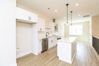 Building Photo - Beautiful 3BR 3.5BA Townhome w/ Full Appliance Kitchen - Garage Parking in West End