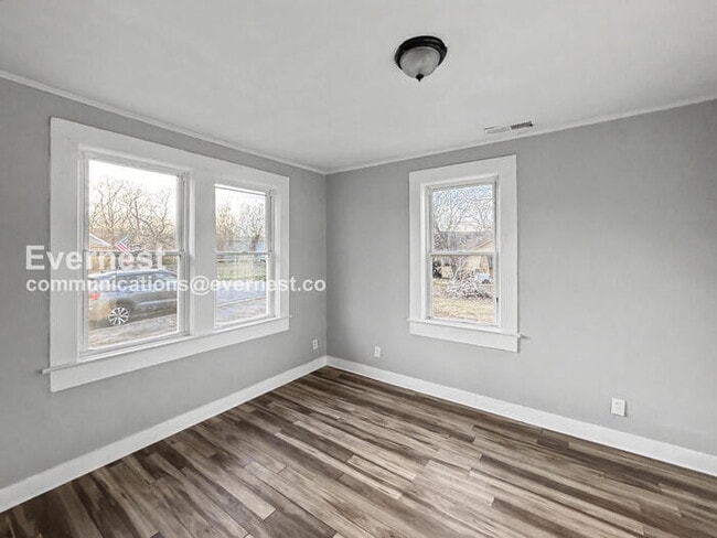 Building Photo - 4 Bed/1 Bath Home with On-Street Parking / Pet-Friendly / Vouchers Accepted / Available Now!