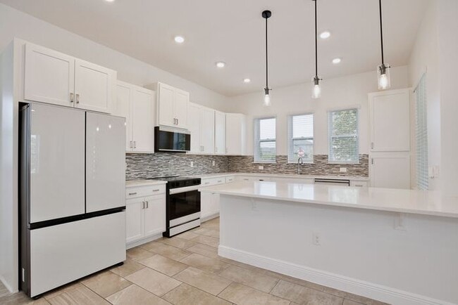 Building Photo - Charming 3/2.5 Courtyard Home with Loft & ...