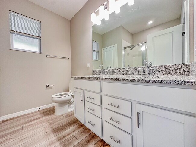 Building Photo - Gorgeous 4 Bed 2 Bath Home!