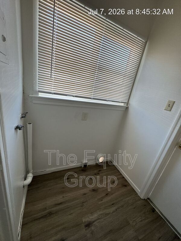 Building Photo - 710 E Tulare Ave
