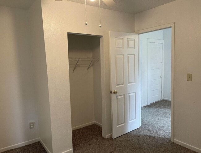 Building Photo - 627 E 5th St