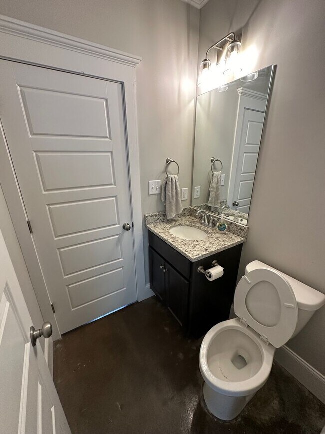 Building Photo - 4 BR/ 4BA Home Located on MLK