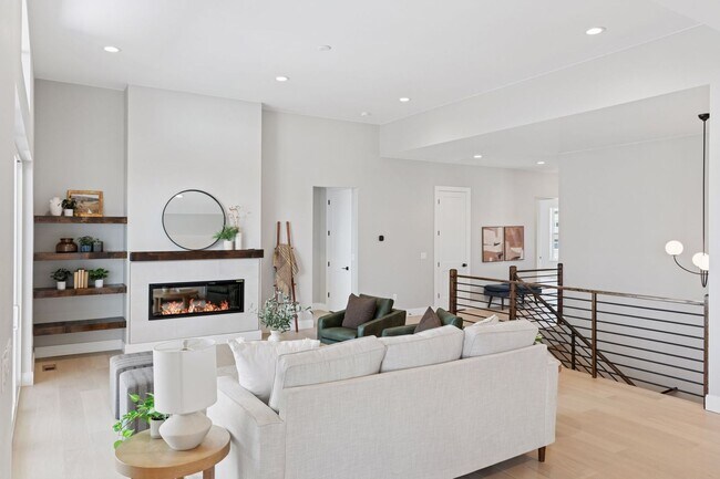 Building Photo - New Charming Berthoud Home with Modern Com...