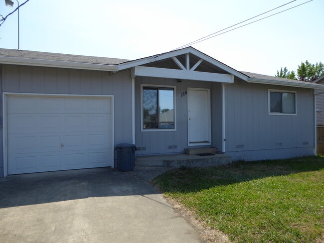 Building Photo - 2 Bd 1 bath remodeled duplex w/Garage in Winston