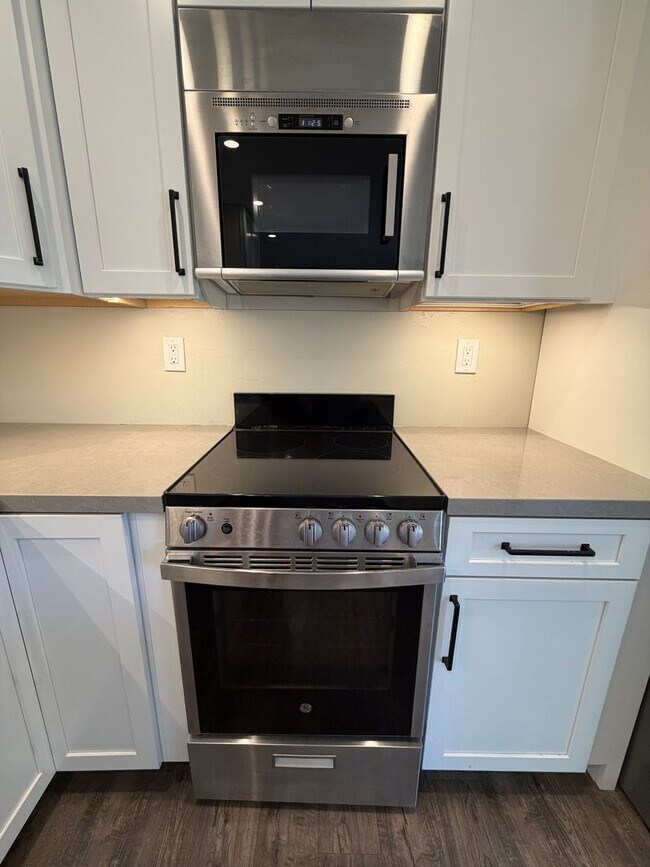 Building Photo - Nicely remodeled 1 bedroom Suite, All utilities paid + WiFi
