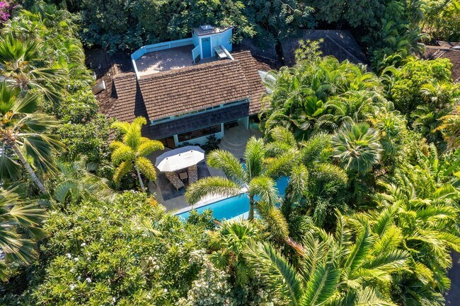 Building Photo - Beautiful Furnished, 2 Bed, 3 Bath, Gated ...