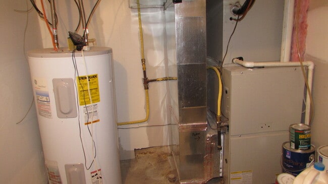 Building Photo - Amazing Rehab Townhome with Deck