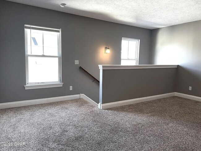 Building Photo - 4 bed 2.5 bath with Garage