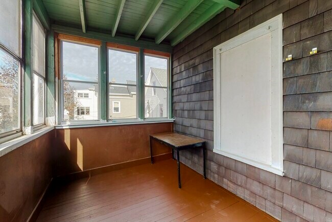 Building Photo - 166 Sydney St