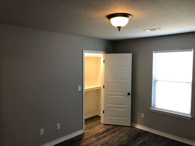 Building Photo - 22 Lockhart Ln