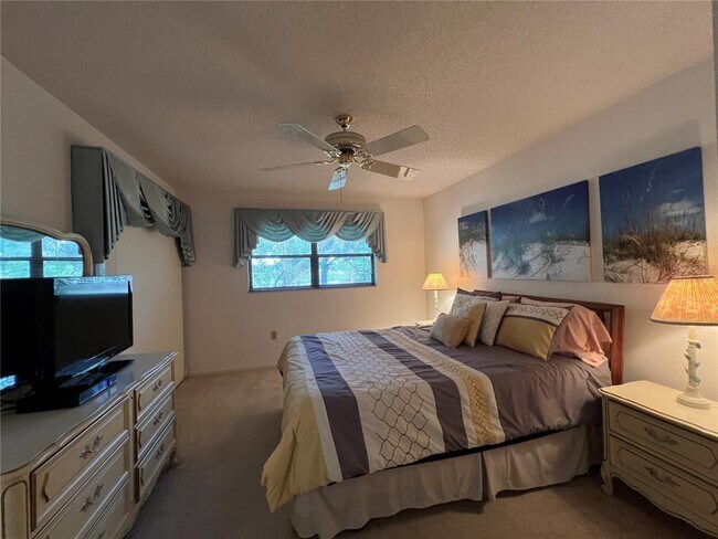 Building Photo - 9303 Golf View Dr