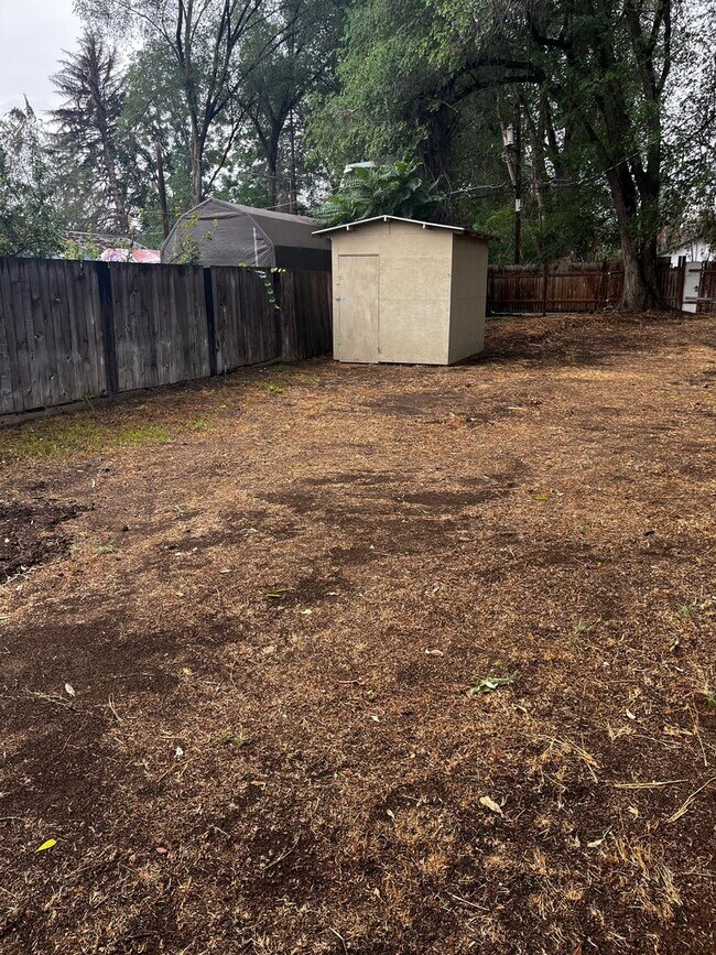Building Photo - 2 Bedroom Single Family