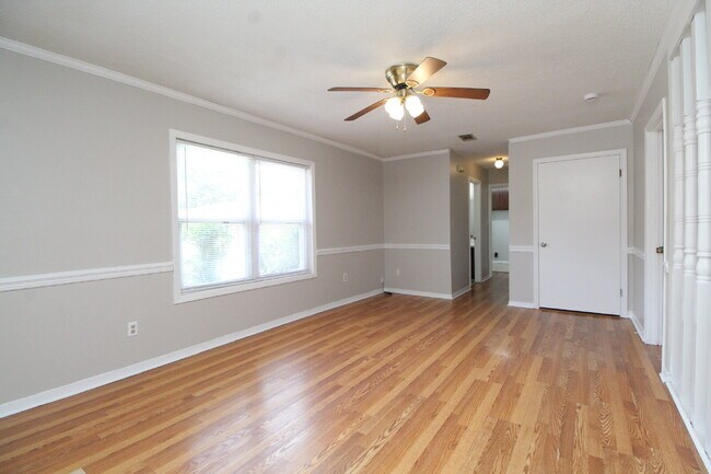 Building Photo - Spacious Bellview 2BR/1.5BA Duplex with Large New Front Deck, Fenced Backyard & Covered 2-Car Car...