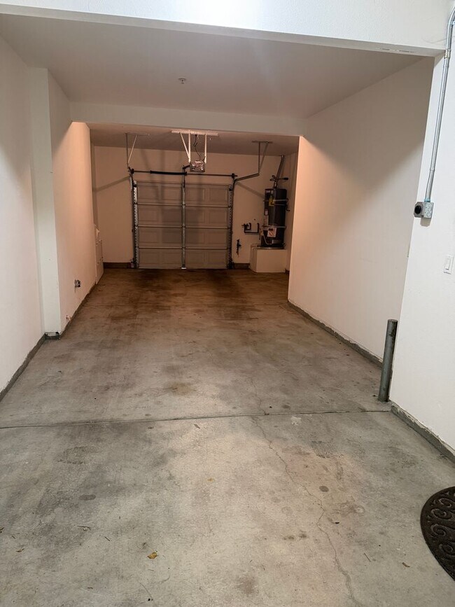 Building Photo - FOR LEASE – Beautiful 2 + 2.5 Townhome with A/C, Near Downtown Ventura & the Beach!