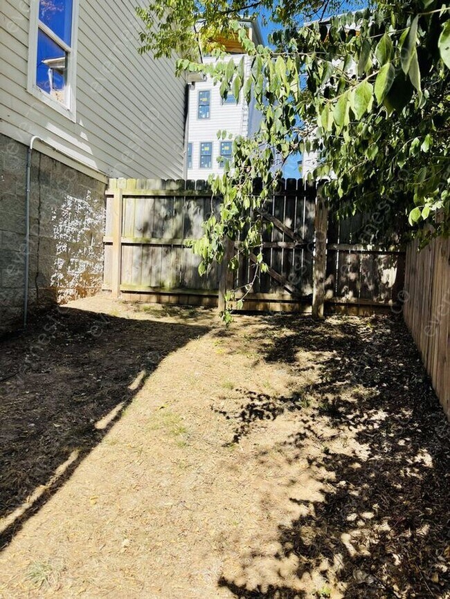 Building Photo - 1004 Wade Ave