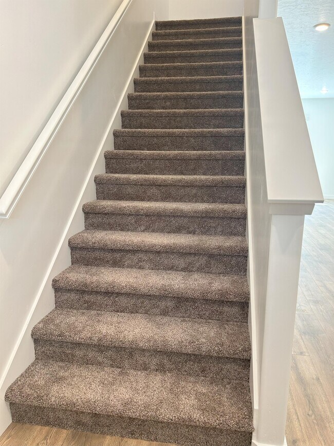 Building Photo - 613 N Pear Dr