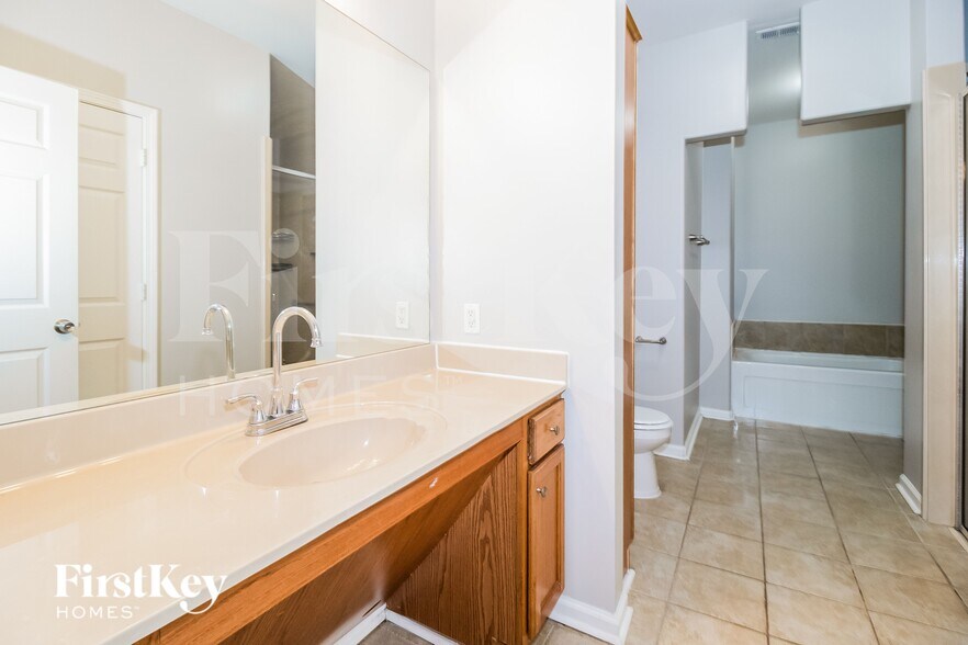 Building Photo - 8595 Shady Elm Dr