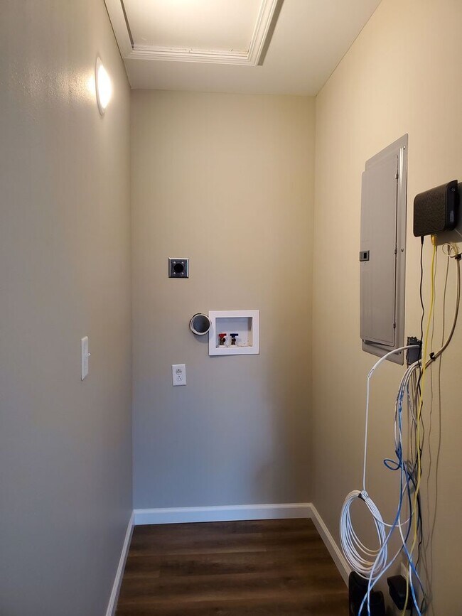 Building Photo - 3 bedroom 1 bath apartment located in Jackson, MO