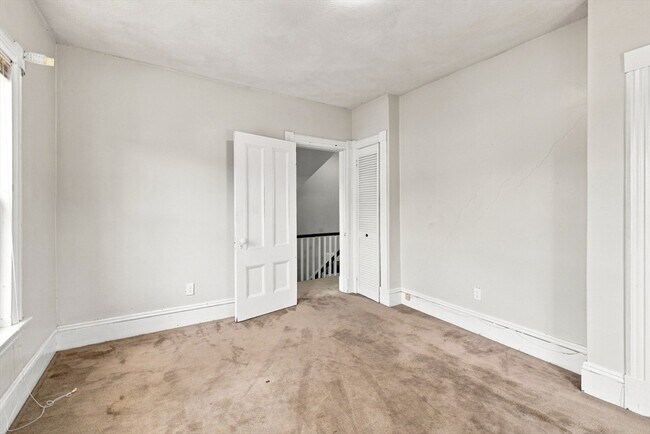 Building Photo - 16 Lochwan St