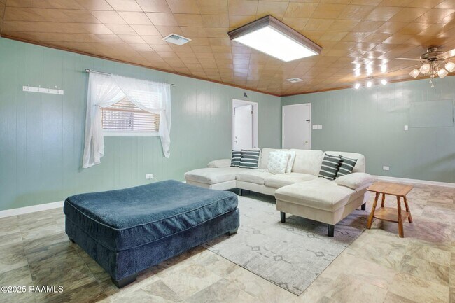 Building Photo - 681 Emar Dr