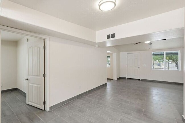 Building Photo - 4608 Fremont Ave