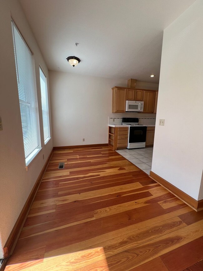 Building Photo - Bright and charming two bedroom townhome i...