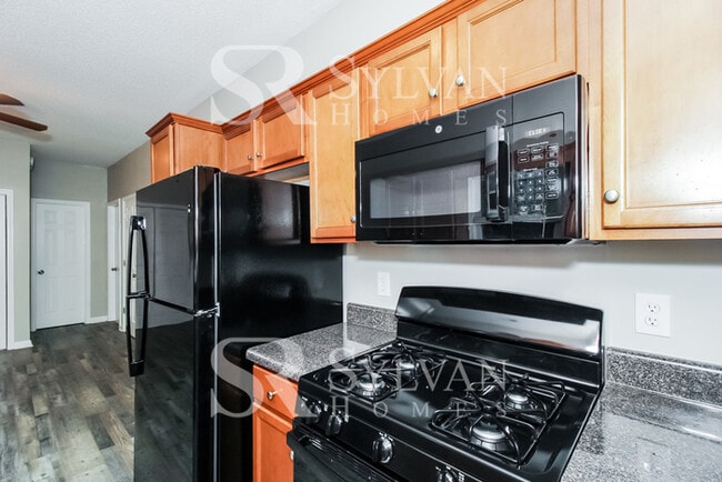 Building Photo - Enjoy living the good life in this 3 bedroom, 2 bathroom home