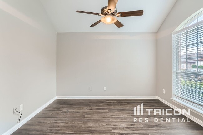 Building Photo - 1705 Alpine Dr
