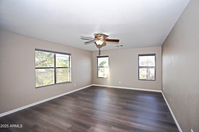 Building Photo - 8833 S 13th Pl
