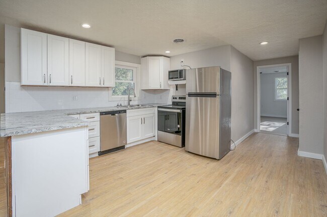 Building Photo - 4 BEDROOM 3 BATHROOM HOUSE FOR RENT