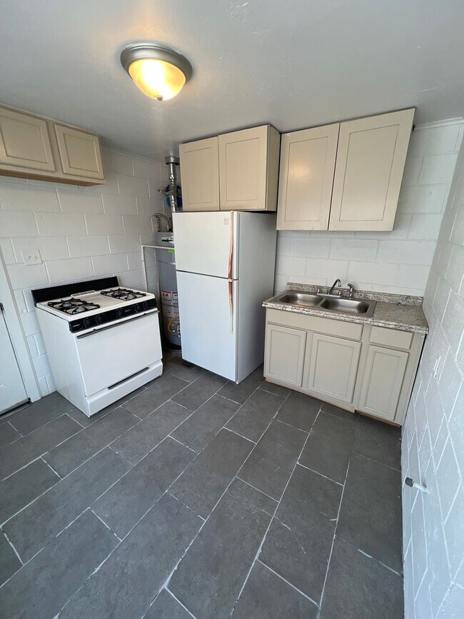 Building Photo - Cute Casita Style Living in historic Albuquerque 1 Bedroom 1 Bath.