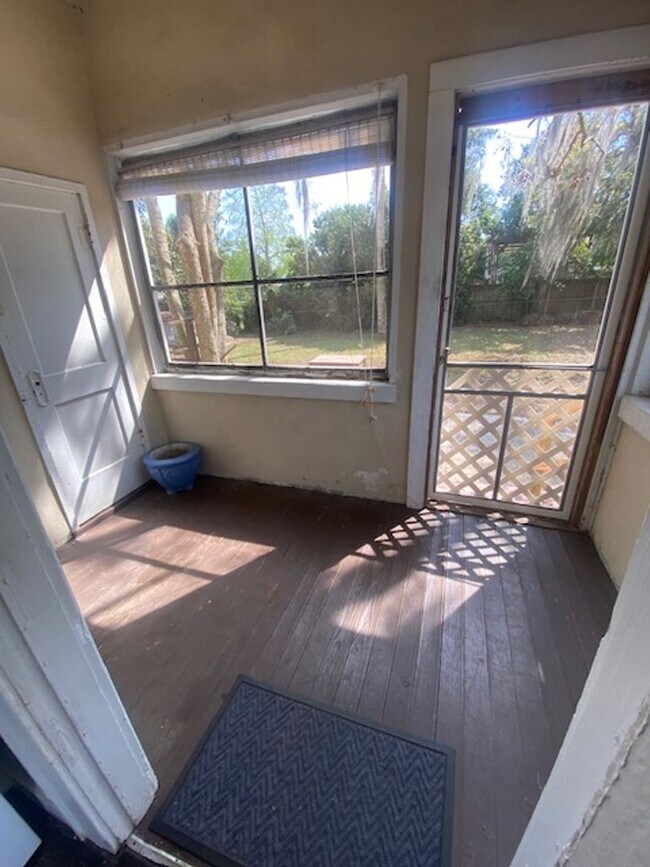 Building Photo - 4 Bed 1 Bath Home | Pet Friendly | Washer ...