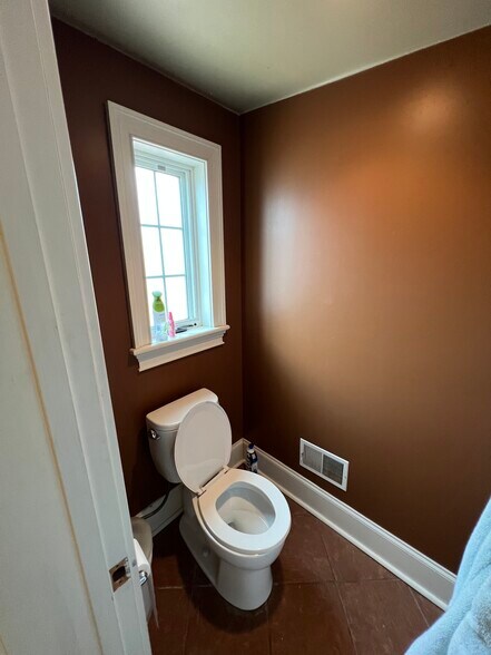 Bathroom 1 Toilet room (3rd floor) - 1714 Sarah St