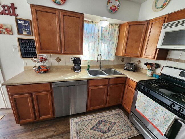 Building Photo - 605 Raemar Dr