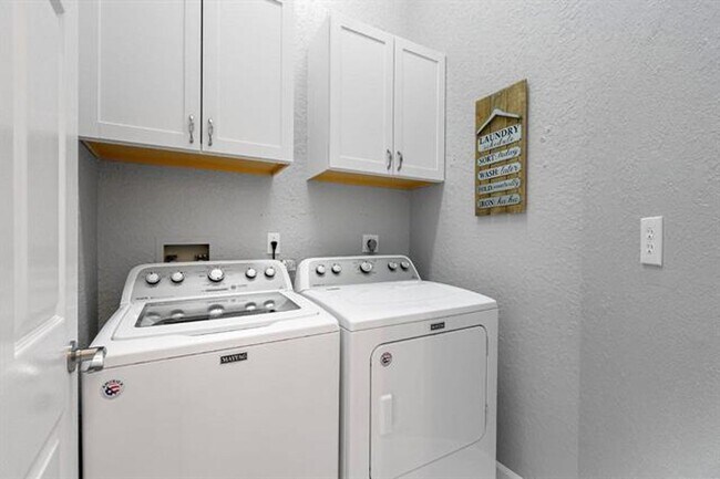 Building Photo - 4030 Laurelwood Ln