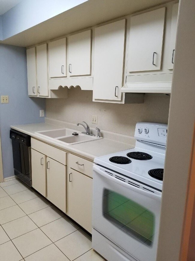 Building Photo - 3 br, 2 bath House - 13 Cresthill Dr. #30