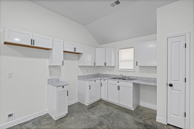 Building Photo - 1061 N Avalon St