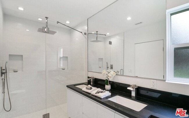 Building Photo - 6046 Fallbrook Ave