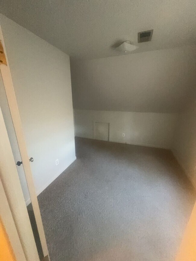 Building Photo - 2 Bed / 1 Bath Top-Floor Apartment – Acros...